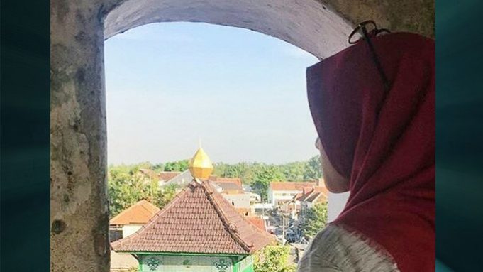 Melepas Cinta Sang Penyiar Tampan